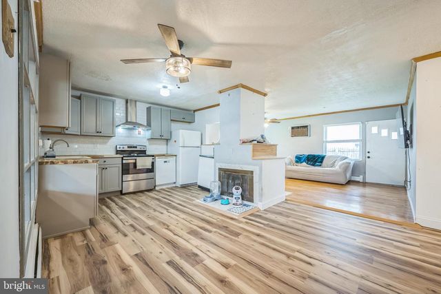 121 GABLE HILL RD, Levittown, PA 19057