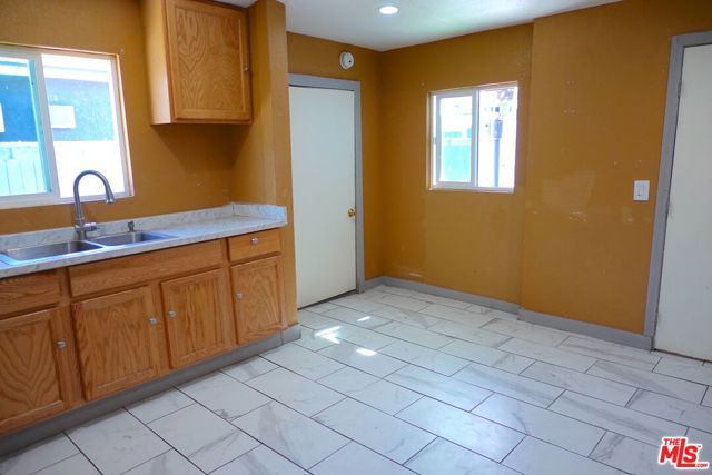1150 E 80th Street, Los Angeles, CA 90001