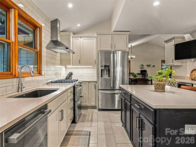 70 Promised Ridge Drive, Hendersonville, NC 28791