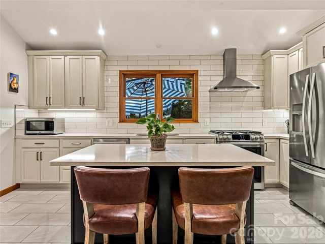 70 Promised Ridge Drive, Hendersonville, NC 28791