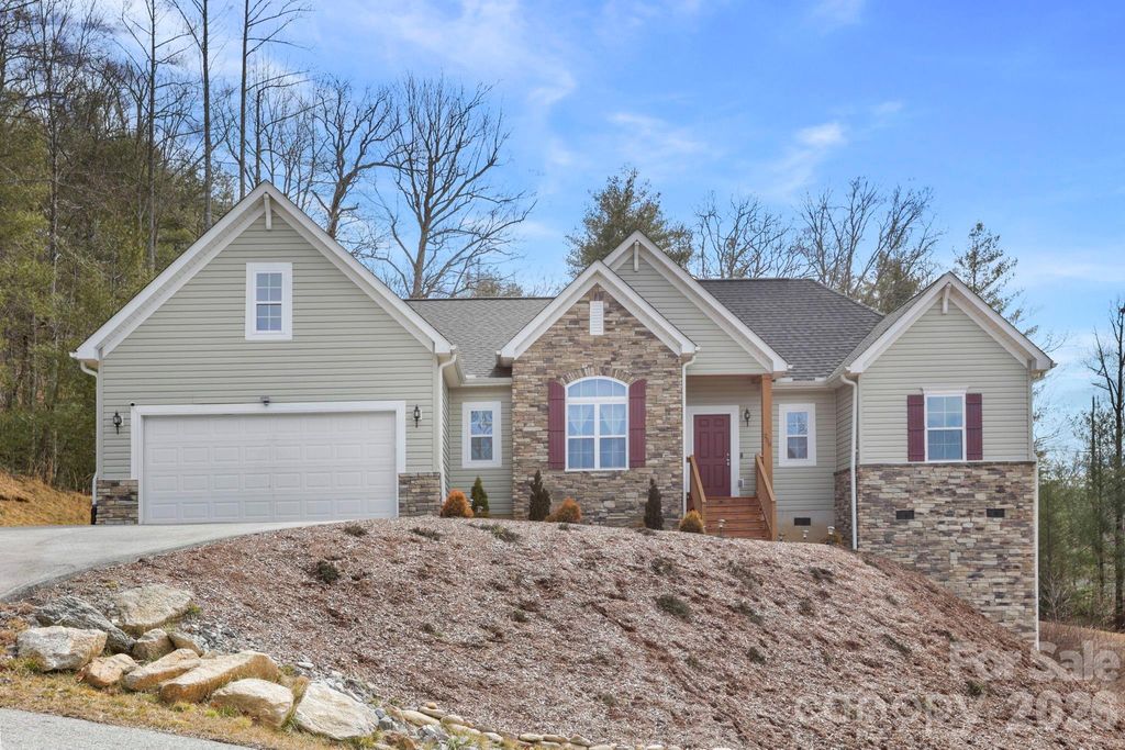 258 Crystal Heights Drive, Hendersonville, NC 28739