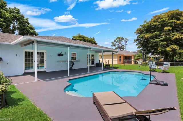 2212 SE 7th ST, Cape Coral, FL 33990