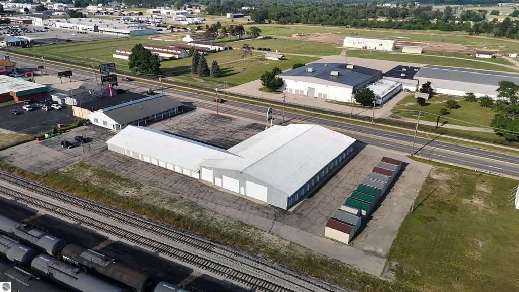 Image 2 of property listing at 1337 N Mitchell Street, Cadillac, MI 49601