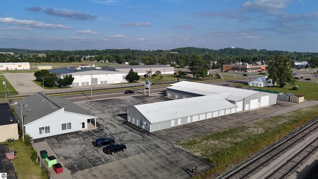 Image 3 of property listing at 1337 N Mitchell Street, Cadillac, MI 49601