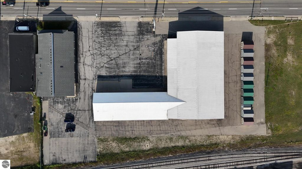 Image 4 of property listing at 1337 N Mitchell Street, Cadillac, MI 49601