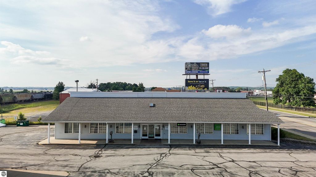 Image 5 of property listing at 1337 N Mitchell Street, Cadillac, MI 49601