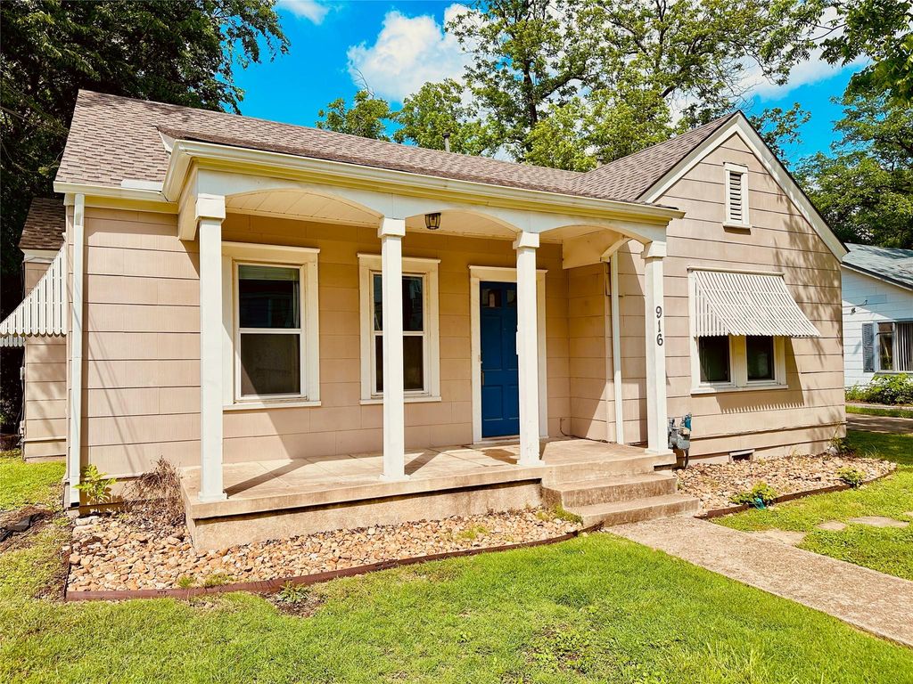 916 E 37th ST A - Front, Austin, TX 78705