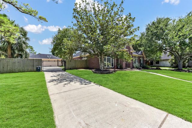 1411 Buttonwood Drive, Friendswood, TX 77546