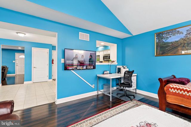 26 N POPLAR AVE, Maple Shade, NJ 08052