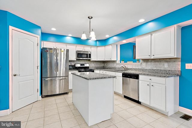 26 N POPLAR AVE, Maple Shade, NJ 08052