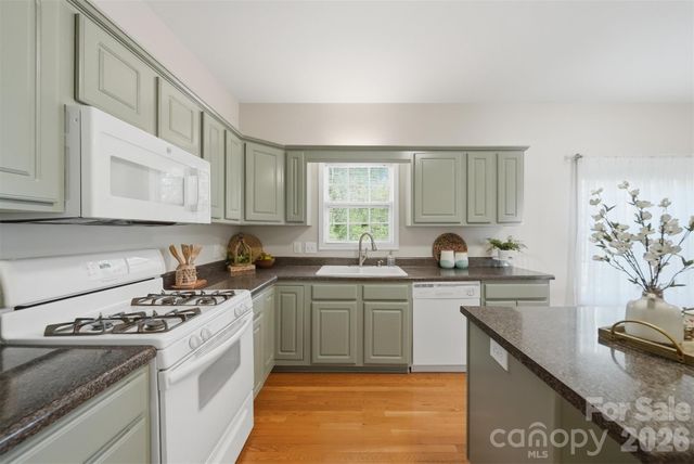 19 Heron Cove Loop B, Hickory, NC 28601