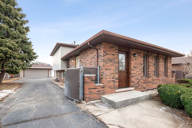 9237 S 77th Avenue, Hickory Hills, IL 60457