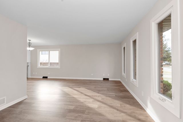 9237 S 77th Avenue, Hickory Hills, IL 60457