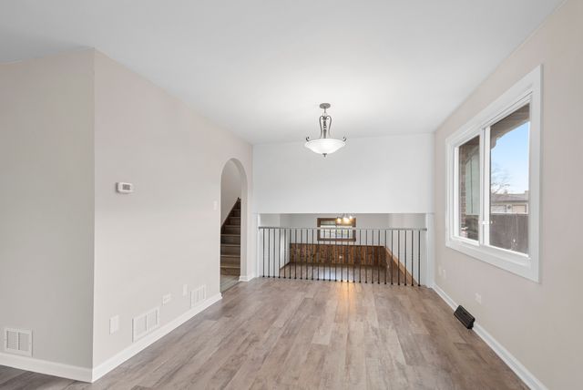 9237 S 77th Avenue, Hickory Hills, IL 60457