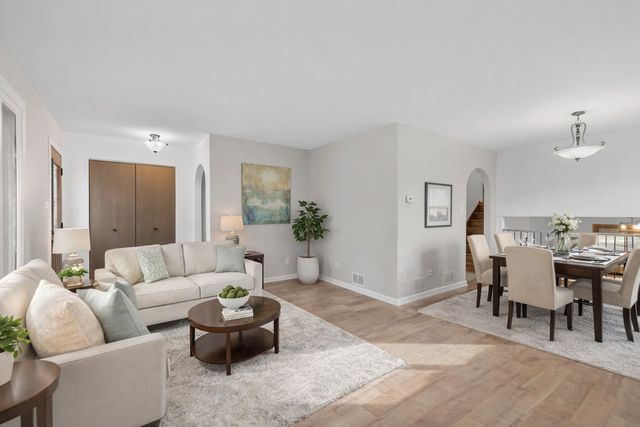 9237 S 77th Avenue, Hickory Hills, IL 60457