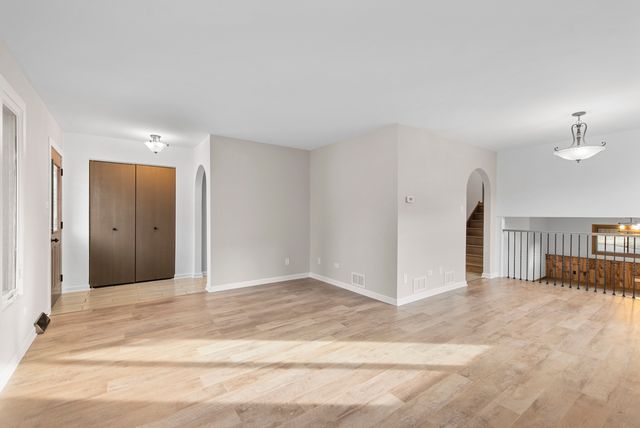 9237 S 77th Avenue, Hickory Hills, IL 60457