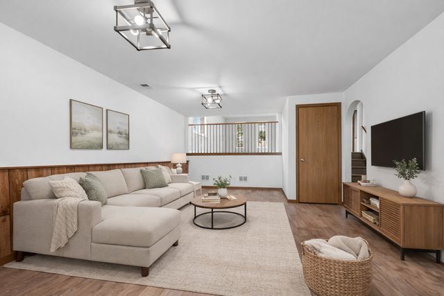 9237 S 77th Avenue, Hickory Hills, IL 60457