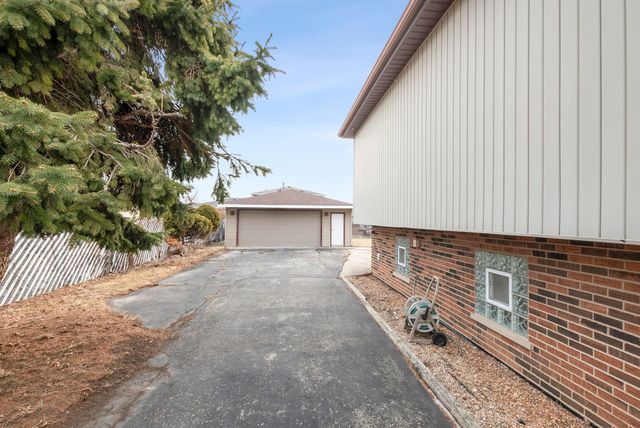 9237 S 77th Avenue, Hickory Hills, IL 60457