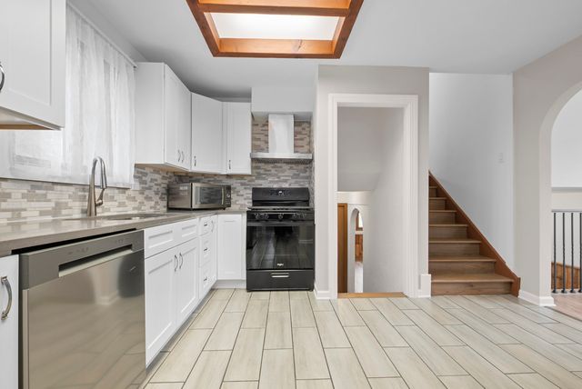 9237 S 77th Avenue, Hickory Hills, IL 60457