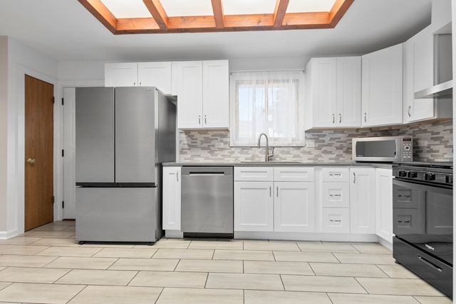 9237 S 77th Avenue, Hickory Hills, IL 60457