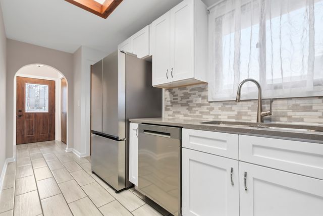 9237 S 77th Avenue, Hickory Hills, IL 60457