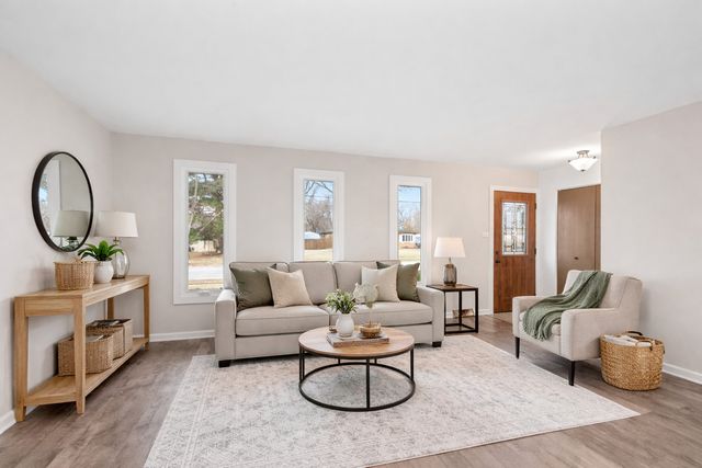 9237 S 77th Avenue, Hickory Hills, IL 60457