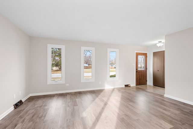 9237 S 77th Avenue, Hickory Hills, IL 60457