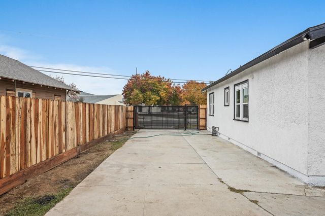 4429 E Thomas Avenue, Fresno, CA 93702