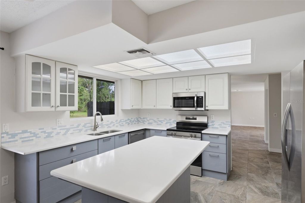 Image 16 of property listing at 3404 62ND STREET E, Bradenton, FL 34208