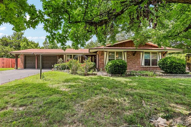 1203 Orchard Lakes Drive, St Louis, MO 63146
