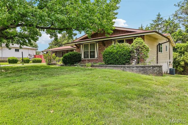 1203 Orchard Lakes Drive, St Louis, MO 63146
