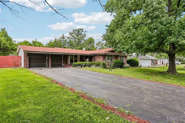 1203 Orchard Lakes Drive, St Louis, MO 63146