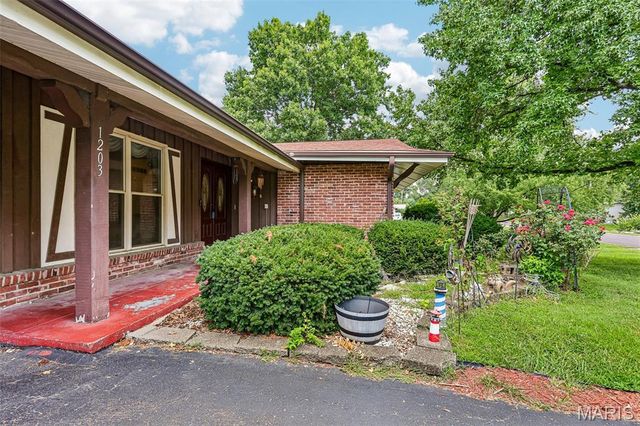 1203 Orchard Lakes Drive, St Louis, MO 63146