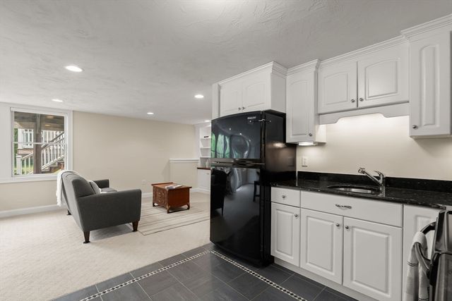 44 Bridge St, Medfield, MA 02052