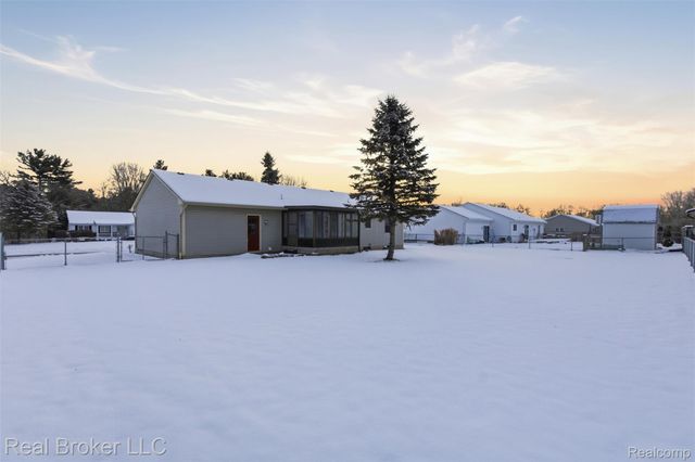 8152 Fox Hollow Road, Goodrich Village, MI 48438