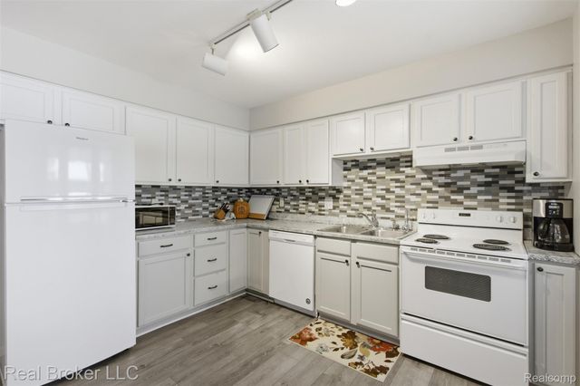 8152 Fox Hollow Road, Goodrich Village, MI 48438