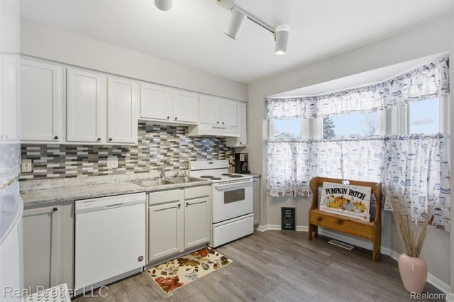 8152 Fox Hollow Road, Goodrich Village, MI 48438