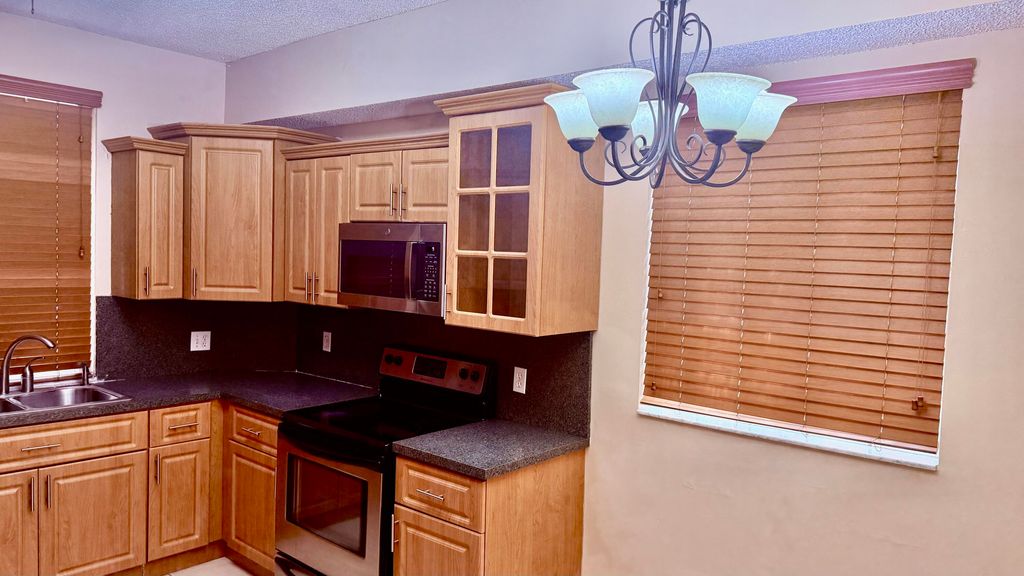 6952 SW 39TH Street C106, Davie, FL 33314