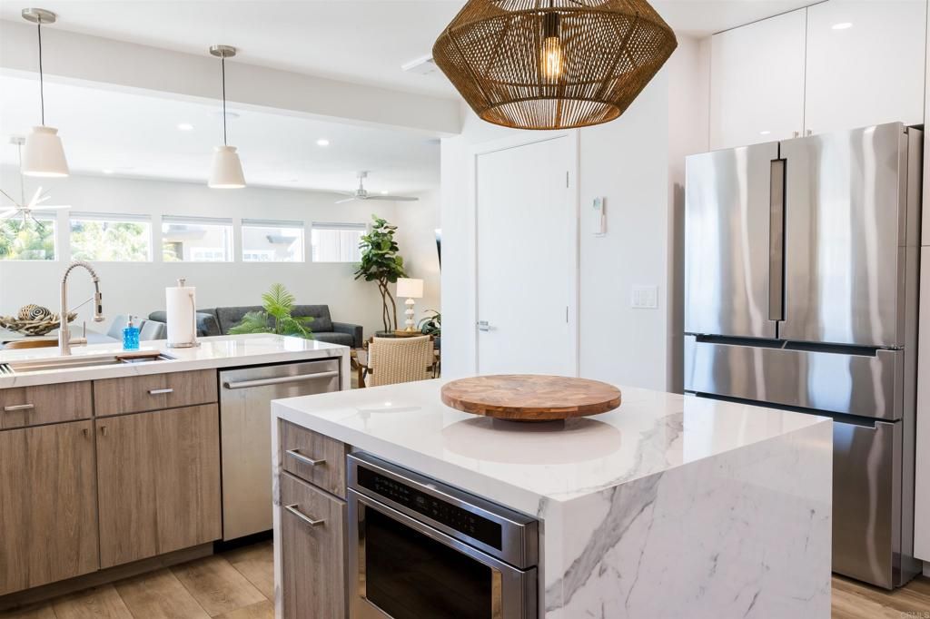 Image 15 of property listing at 3761 Oleander Dr, San Diego, CA 92106