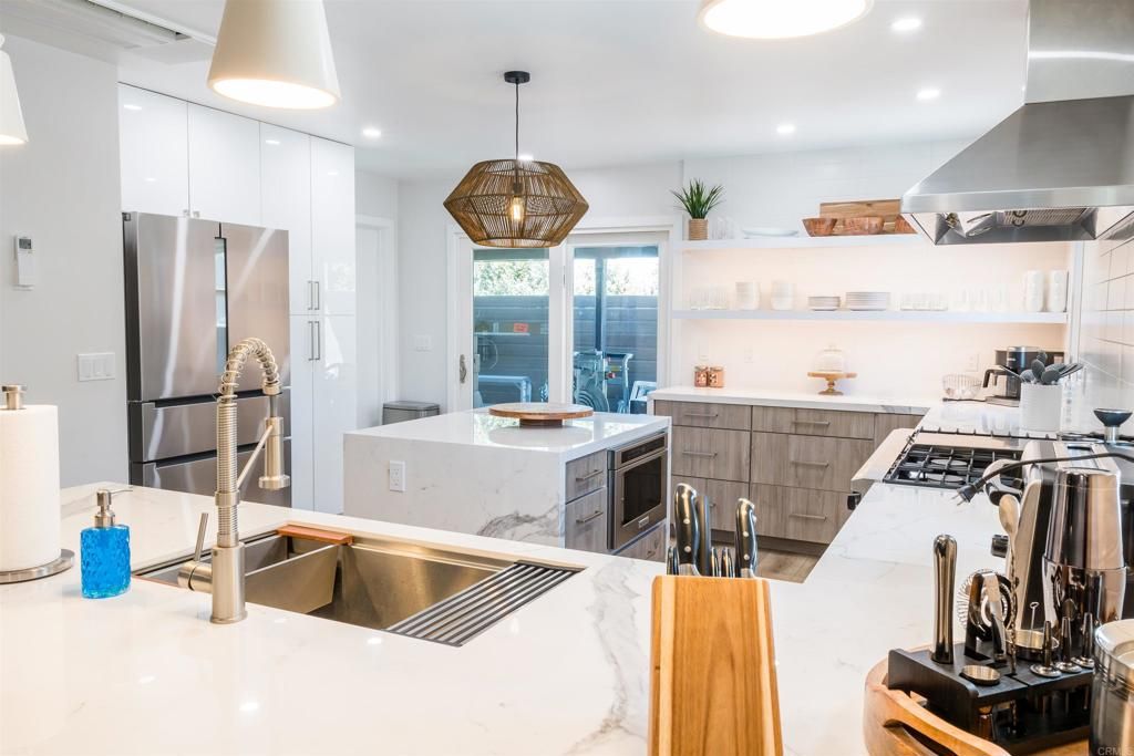 Image 18 of property listing at 3761 Oleander Dr, San Diego, CA 92106