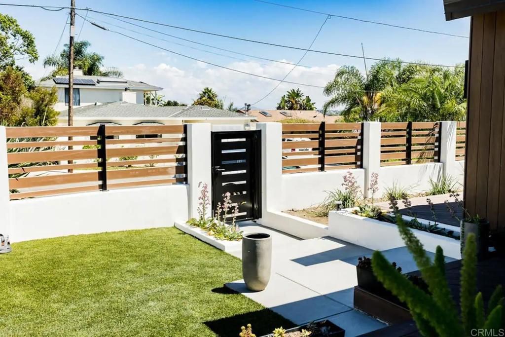 Image 2 of property listing at 3761 Oleander Dr, San Diego, CA 92106