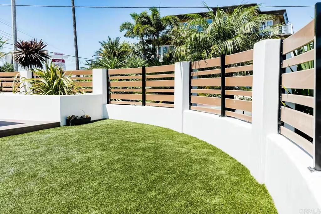 Image 3 of property listing at 3761 Oleander Dr, San Diego, CA 92106