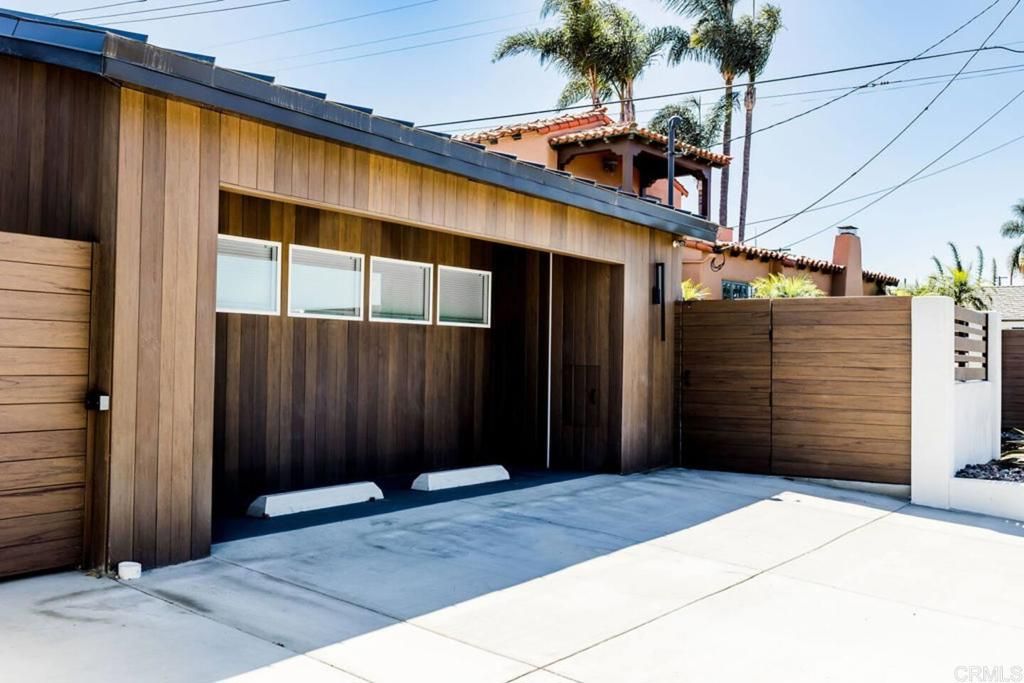 Image 39 of property listing at 3761 Oleander Dr, San Diego, CA 92106