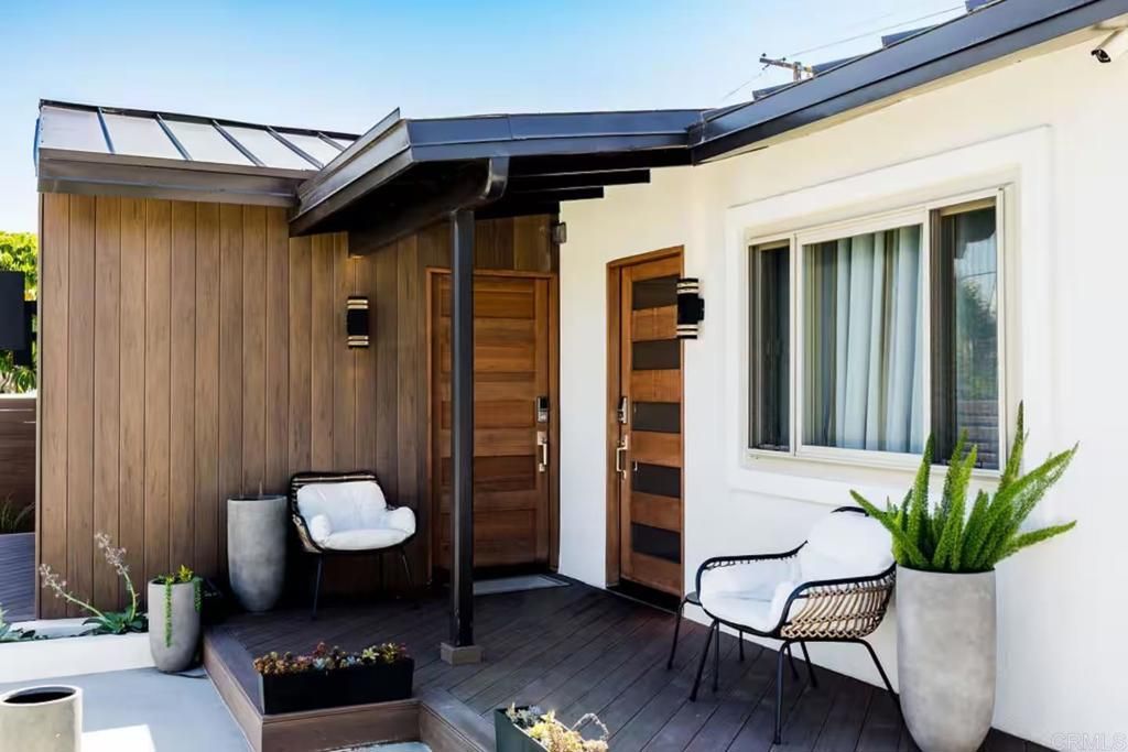 Image 4 of property listing at 3761 Oleander Dr, San Diego, CA 92106