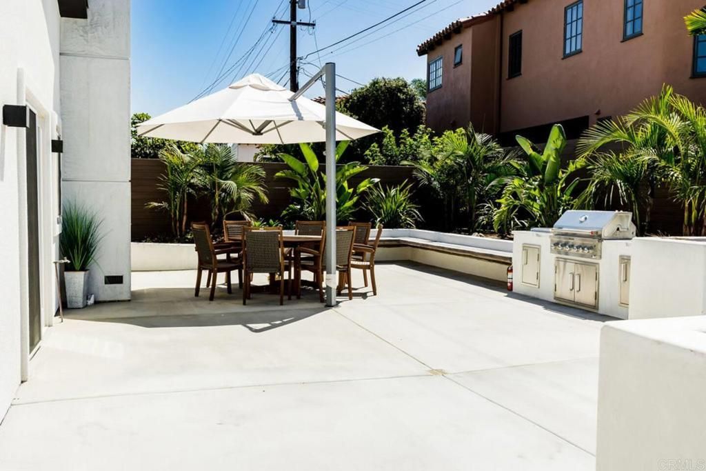 Image 53 of property listing at 3761 Oleander Dr, San Diego, CA 92106