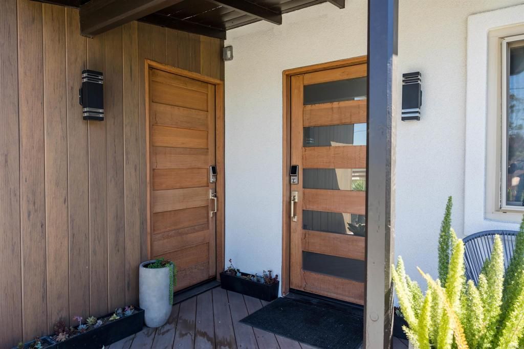 Image 7 of property listing at 3761 Oleander Dr, San Diego, CA 92106