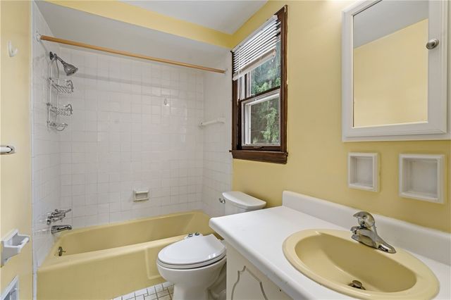 6111 Great Dane Dr, Bethel Park, PA 15102