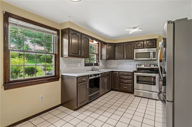6111 Great Dane Dr, Bethel Park, PA 15102