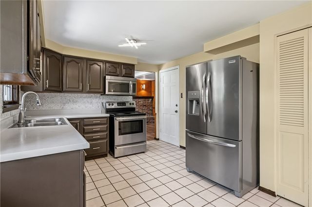 6111 Great Dane Dr, Bethel Park, PA 15102