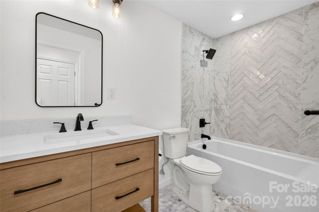 126 39th Avenue Court NW, Hickory, NC 28601
